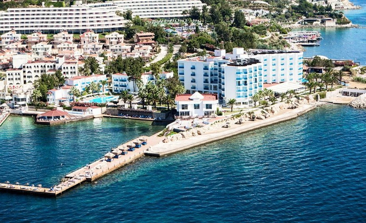 Le Bleu Hotel & Resort